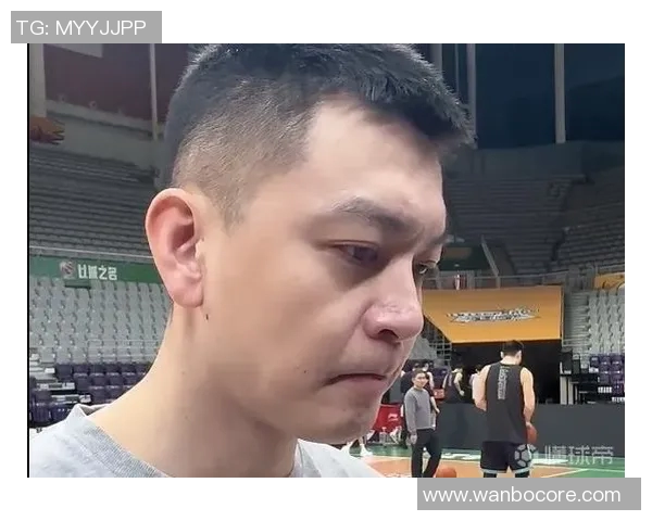 杨鸣被驱逐引发媒体热议其高昂斗志与潜在惩罚成焦点